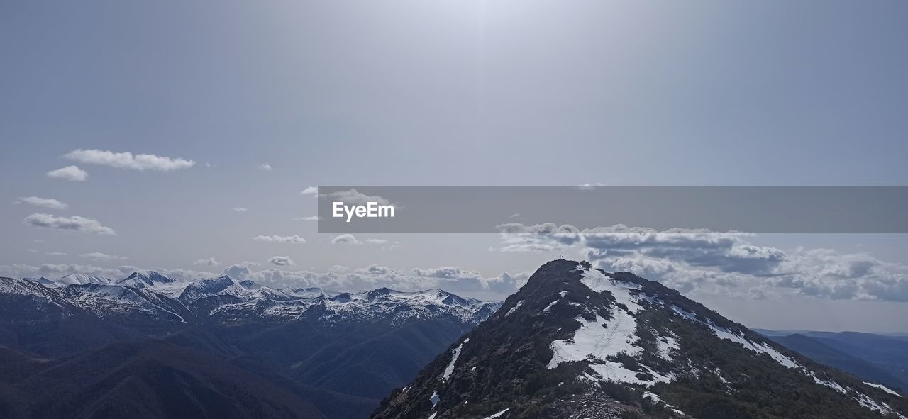 PANORAMIC VIEW OF SNOWCAPPED MOUNTAINS AGAINST SKY