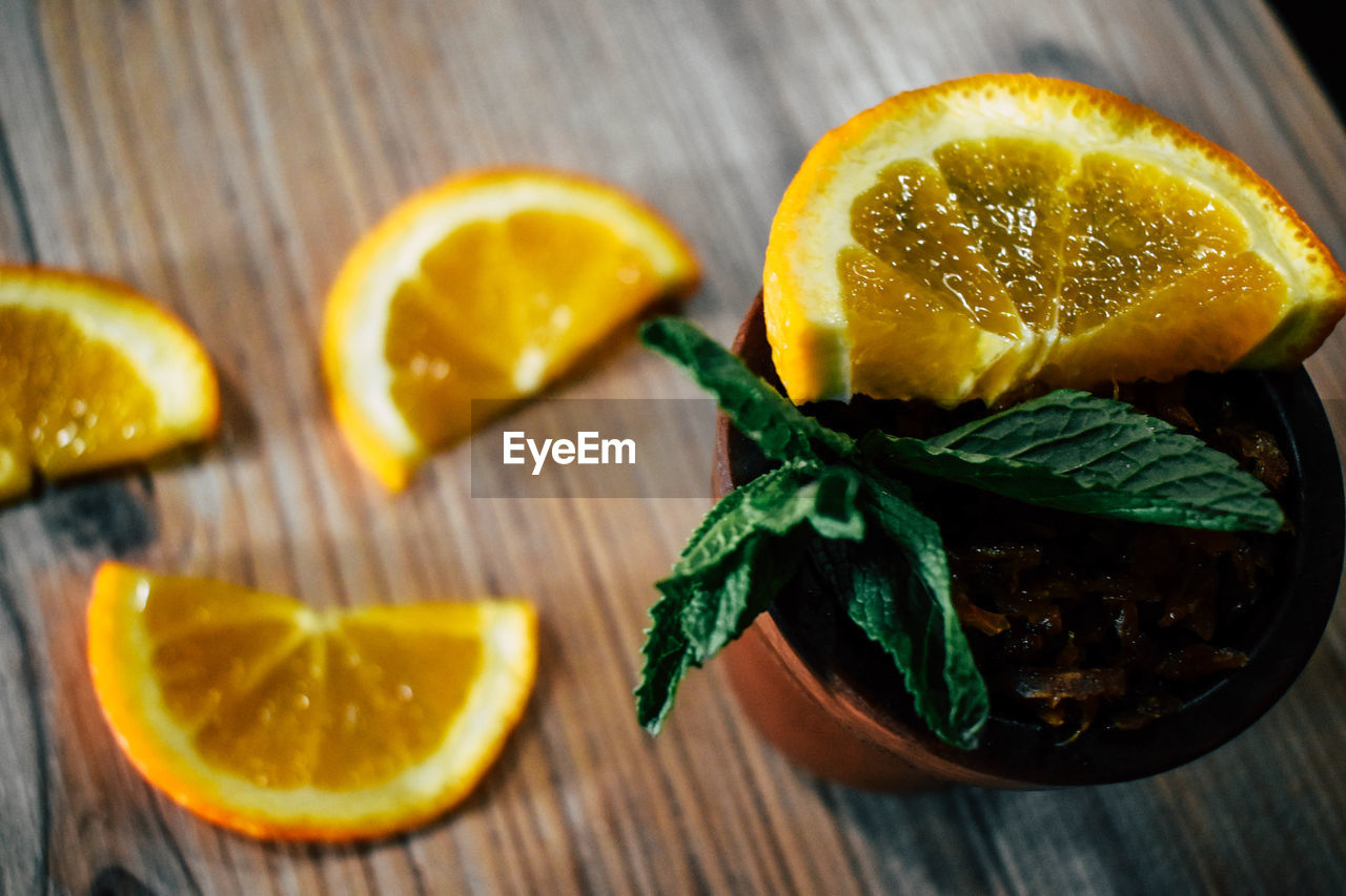 CLOSE-UP OF ORANGE FRUIT ON TABLE