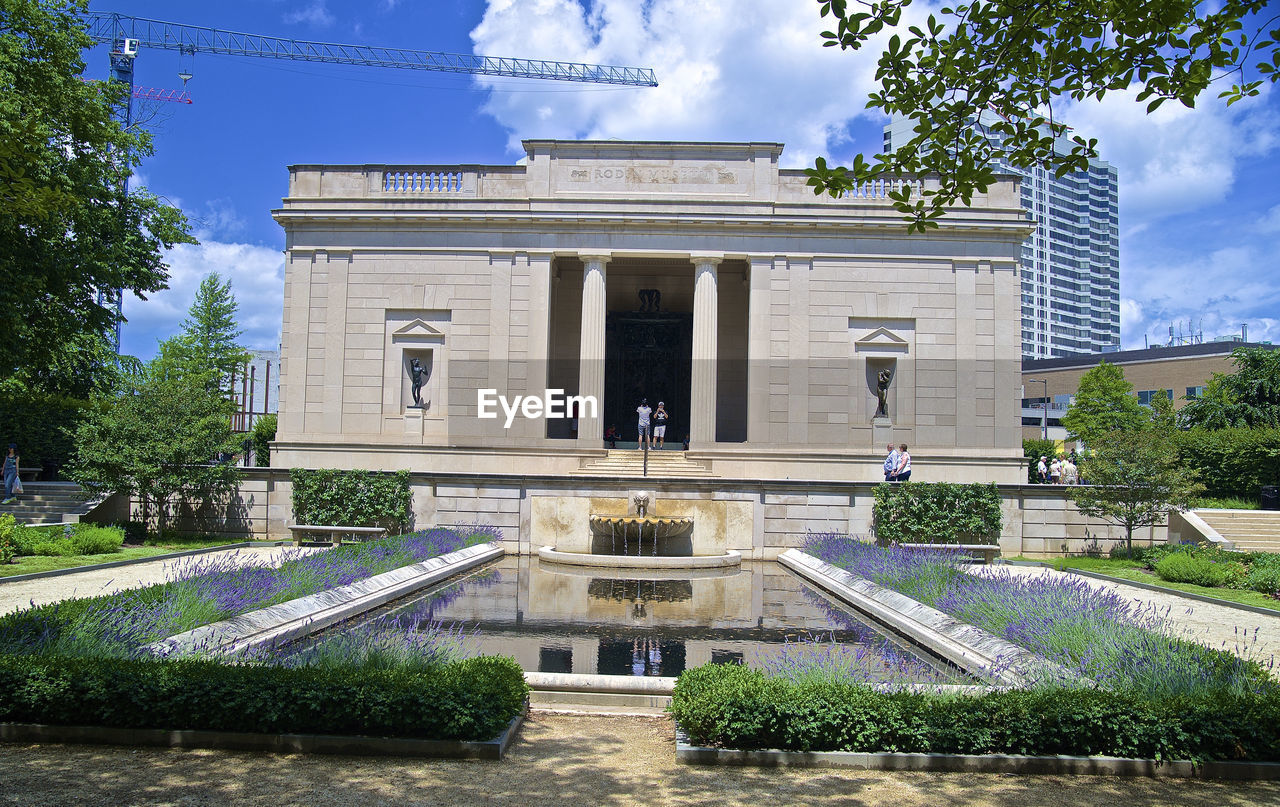 FOUNTAIN IN FRONT OF A BUILDING