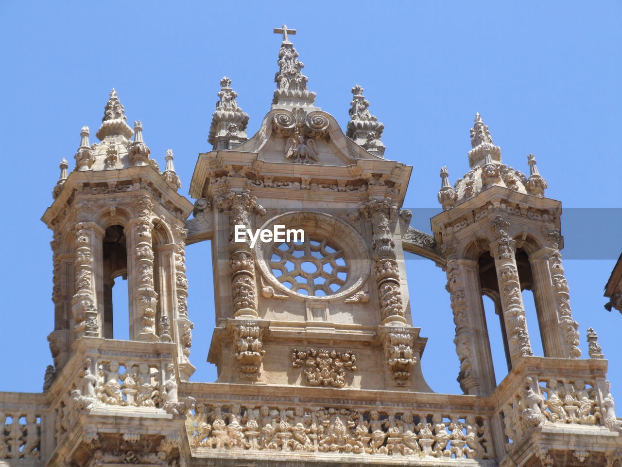 LOW ANGLE VIEW OF HISTORICAL BUILDING AGAINST BLUE SKY