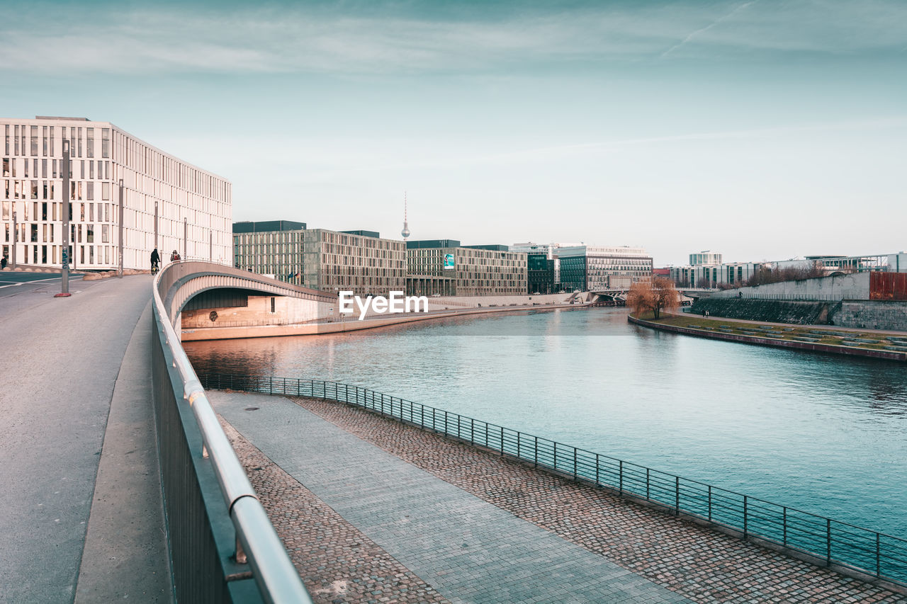 Spree river by buildings in city