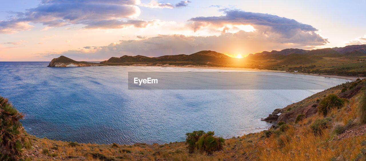 SCENIC VIEW OF SEA AGAINST SKY AT SUNSET