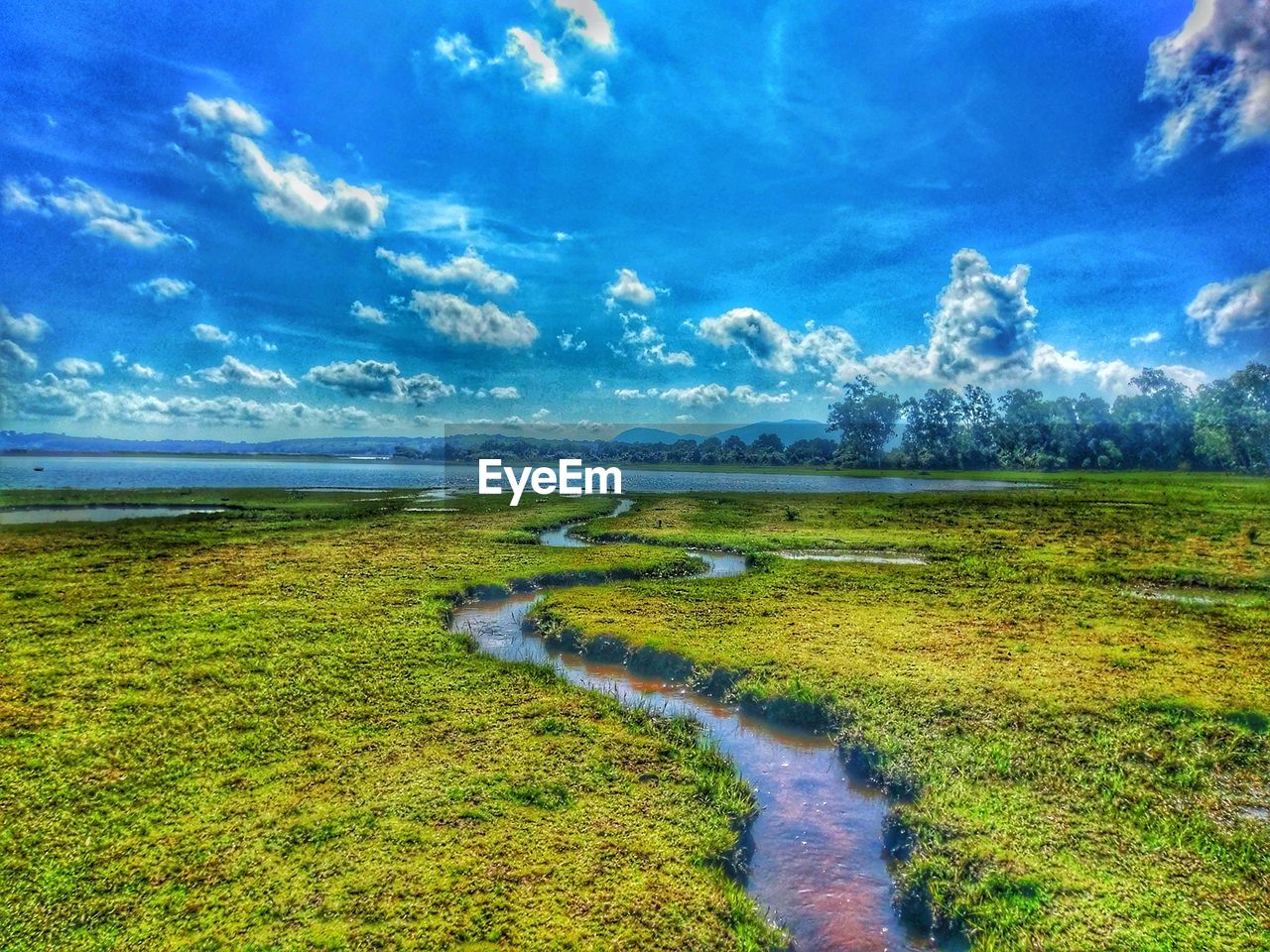 SCENIC VIEW OF LAKE BY MOUNTAINS AGAINST SKY