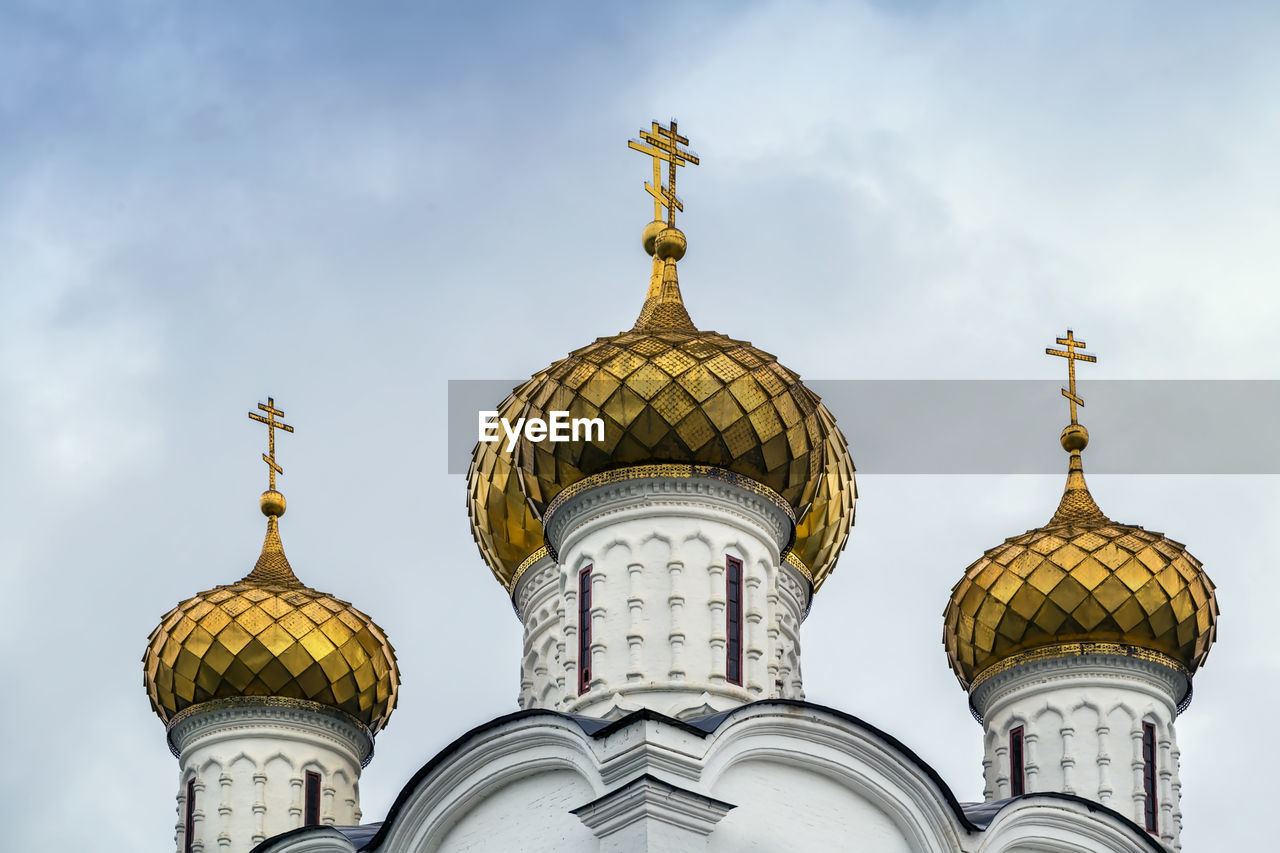Domes of trinity cathedral in ipatiev monastery in kostroma, russia