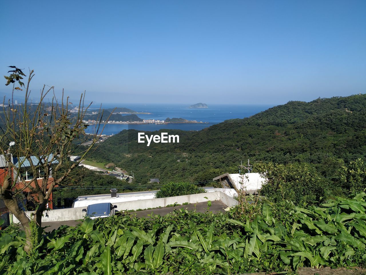 SCENIC VIEW OF SEA BY MOUNTAINS AGAINST SKY