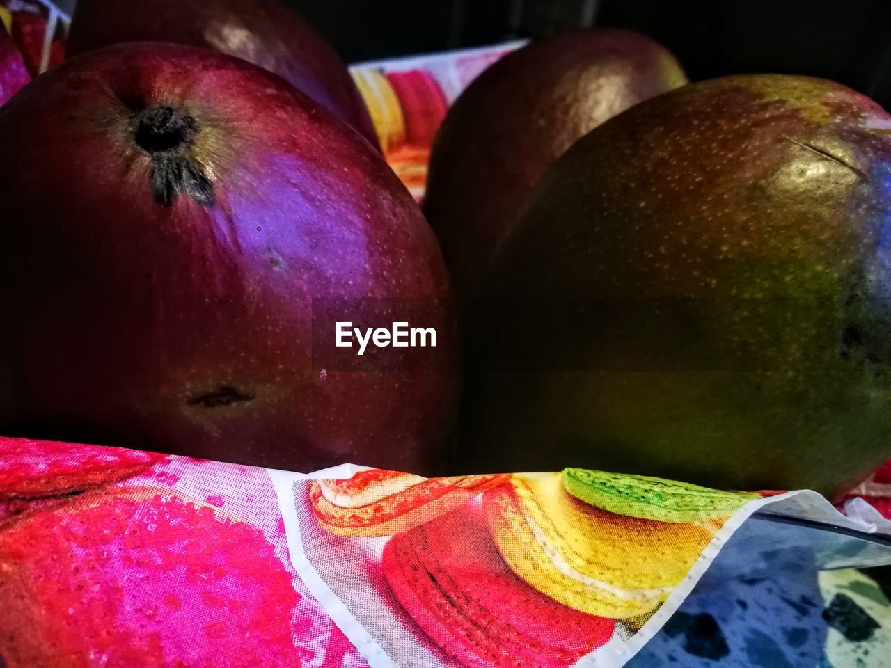 CLOSE-UP OF APPLES ON APPLE