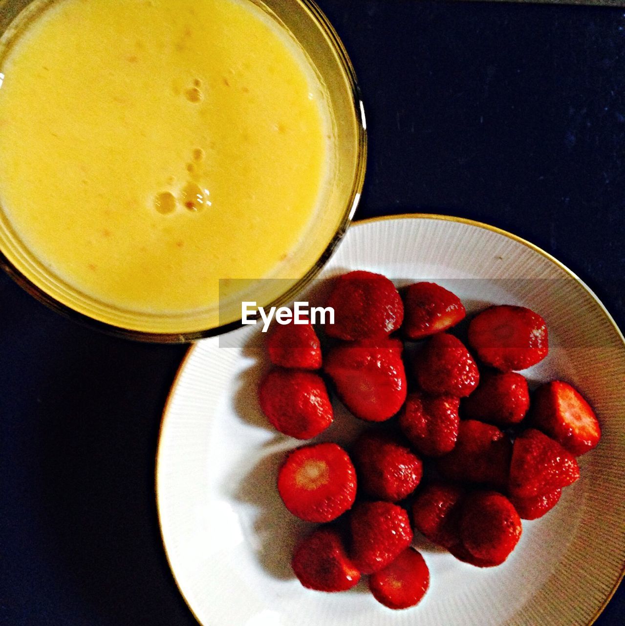 CLOSE-UP OF STRAWBERRY IN BOWL