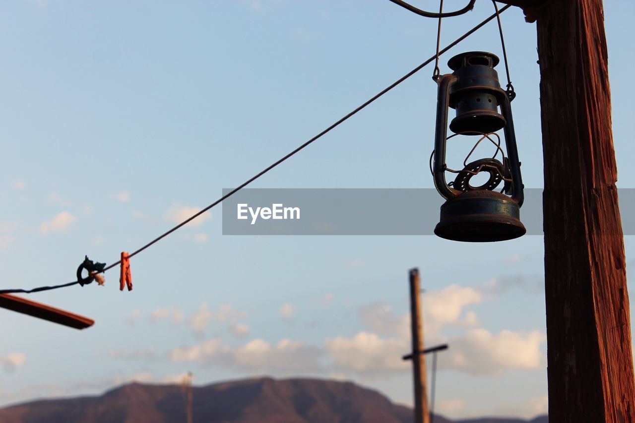 LOW ANGLE VIEW OF ELECTRIC LAMP