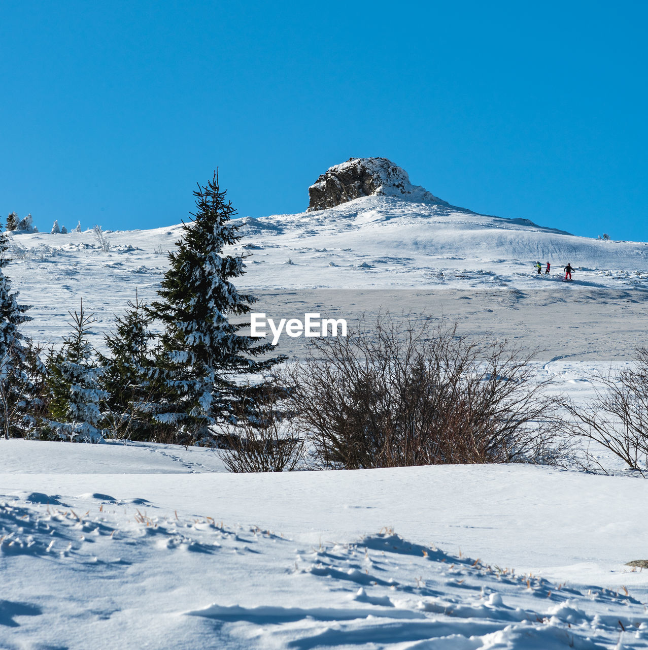 SCENIC VIEW OF SNOW COVERED MOUNTAIN AGAINST CLEAR BLUE SKY