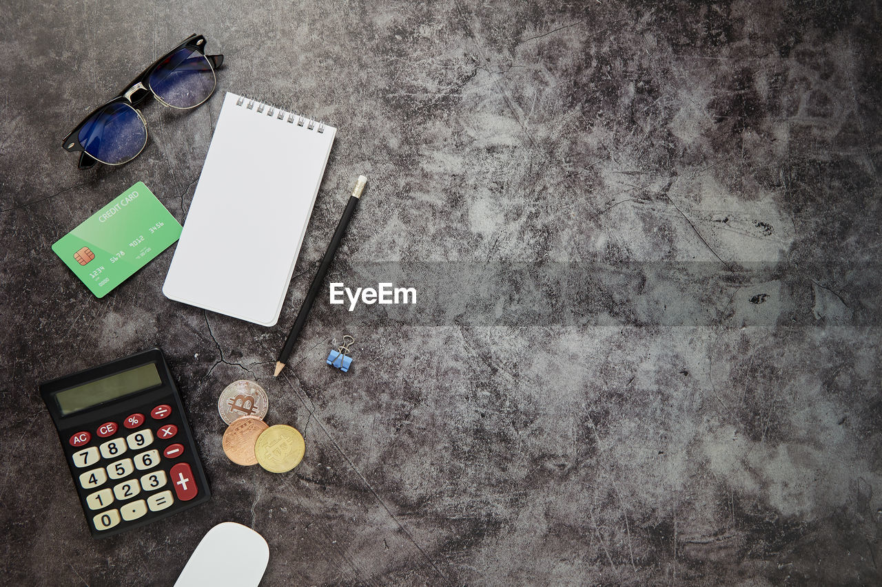 HIGH ANGLE VIEW OF LAPTOP ON TABLE