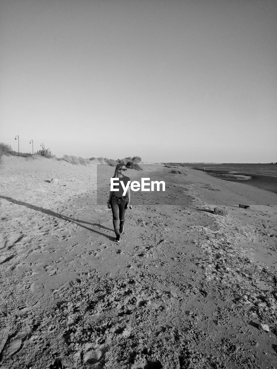 REAR VIEW OF MAN ON BEACH