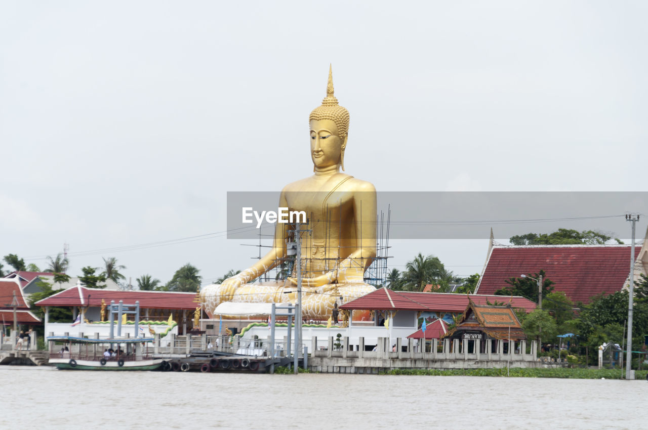 STATUE IN FRONT OF TEMPLE