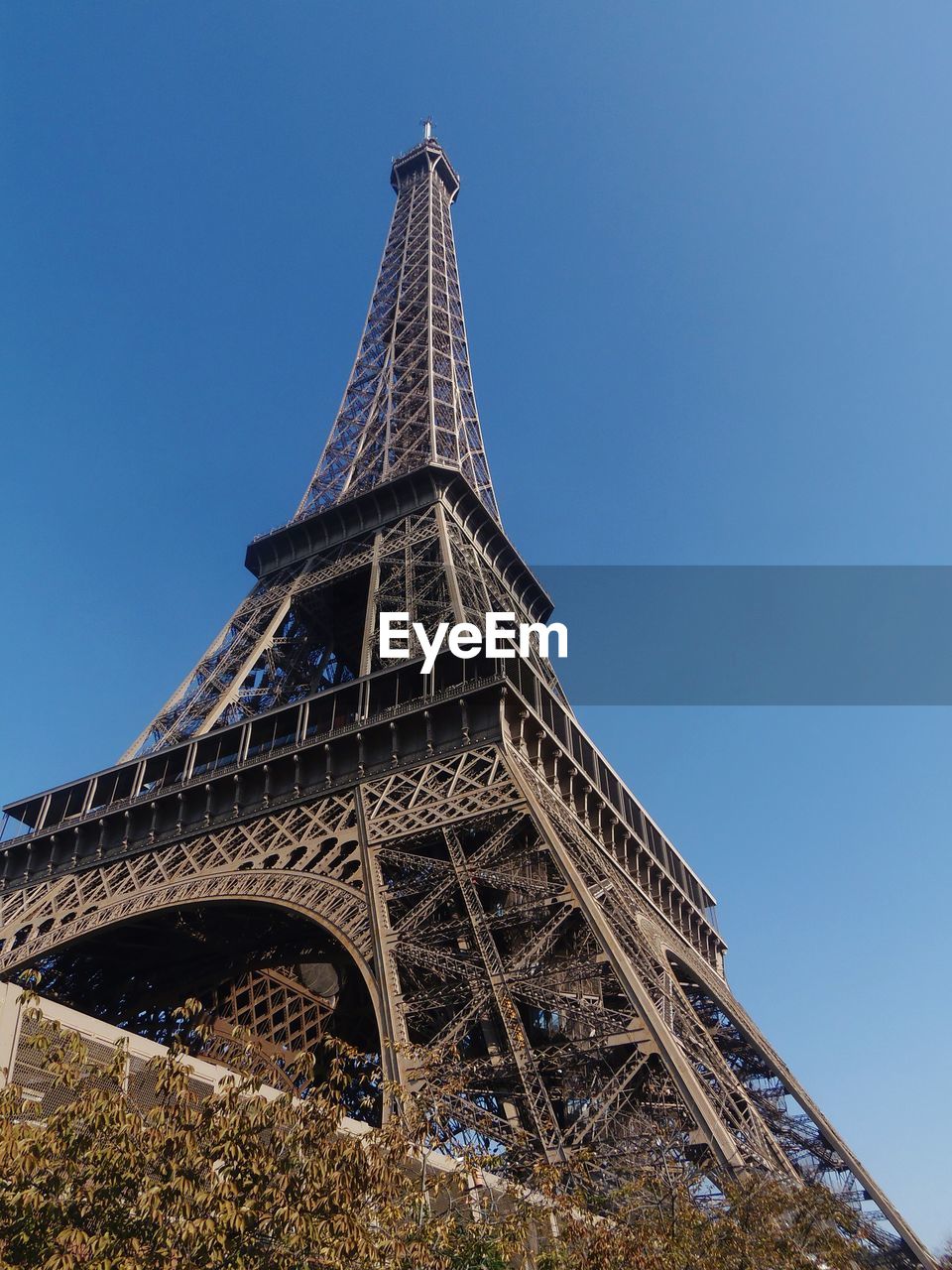 LOW ANGLE VIEW OF TOWER AGAINST CLEAR BLUE SKY