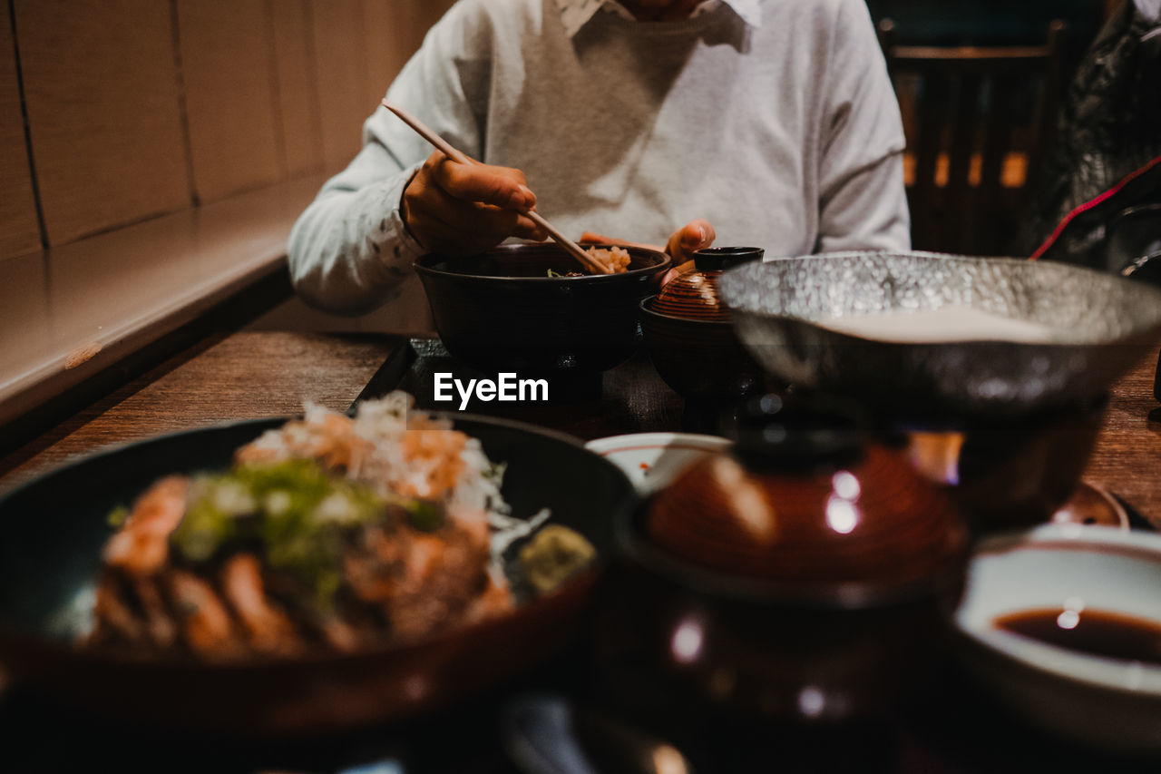 MIDSECTION OF MAN HAVING FOOD