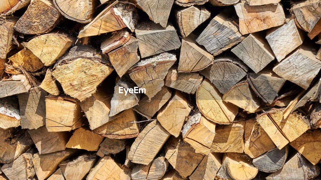 FULL FRAME SHOT OF FIREWOOD STACK