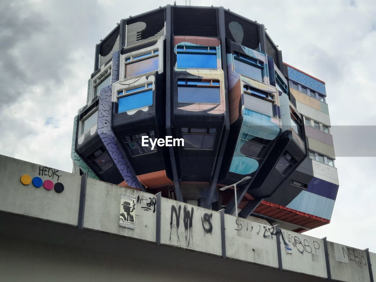 LOW ANGLE VIEW OF BUILDING IN CITY AGAINST SKY