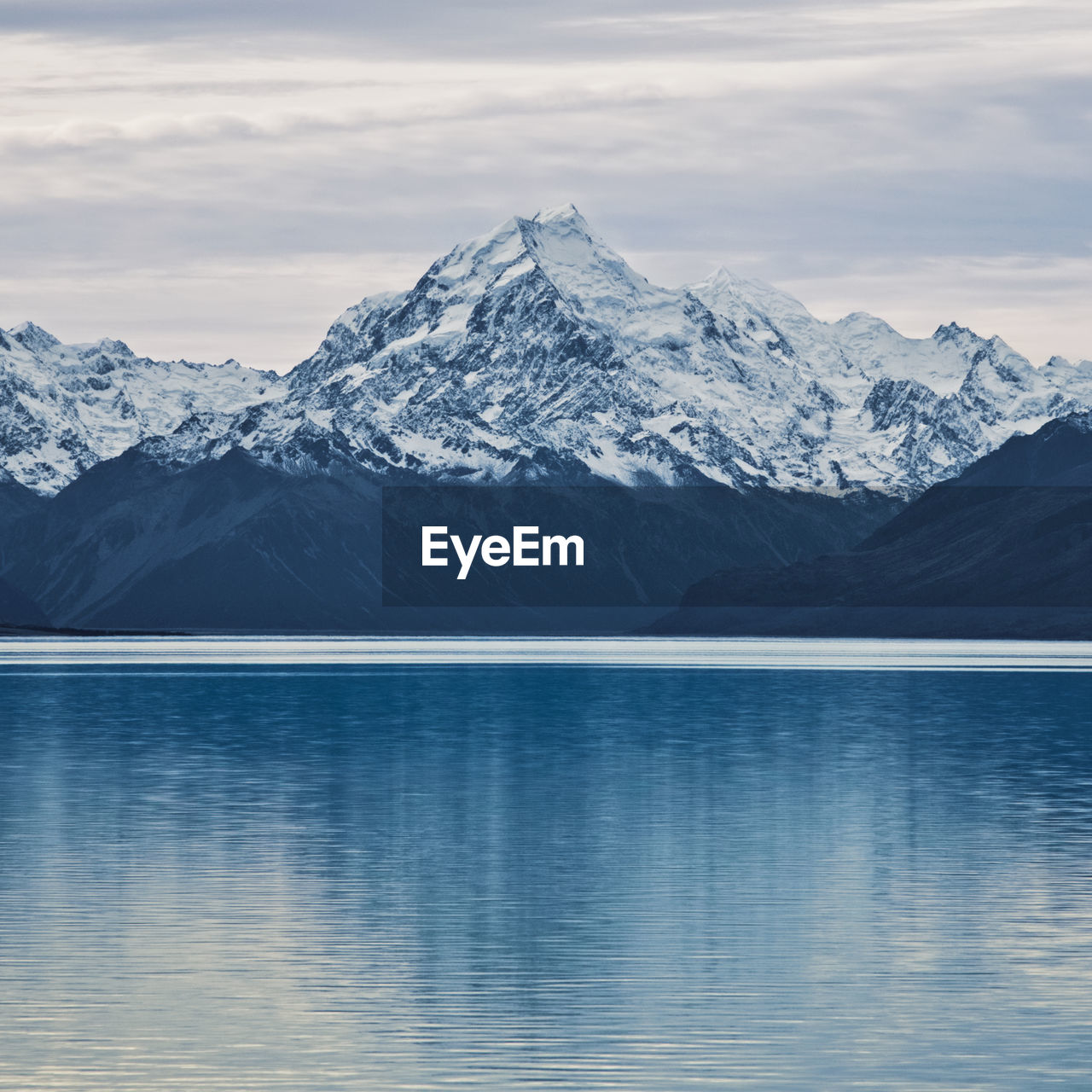 SCENIC VIEW OF SNOWCAPPED MOUNTAINS AND LAKE AGAINST SKY