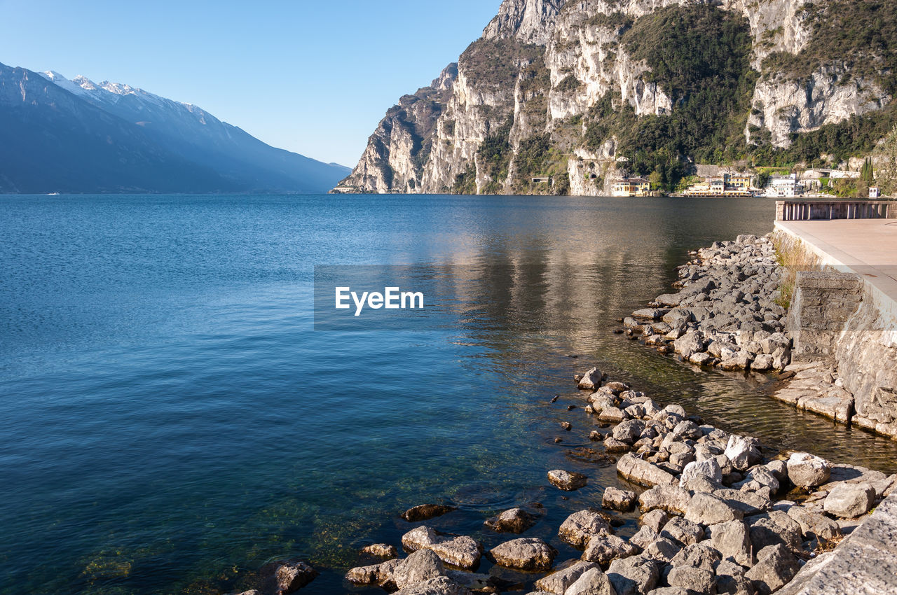 SCENIC VIEW OF SEA AND MOUNTAIN AGAINST SKY