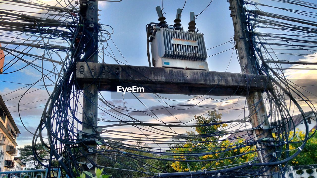 LOW ANGLE VIEW OF ELECTRICITY PYLON AGAINST BLUE SKY