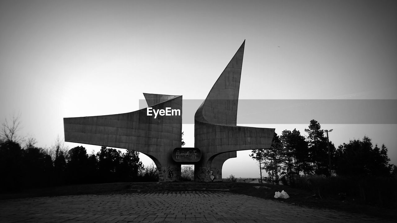 LOW ANGLE VIEW OF MODERN BRIDGE AGAINST CLEAR SKY