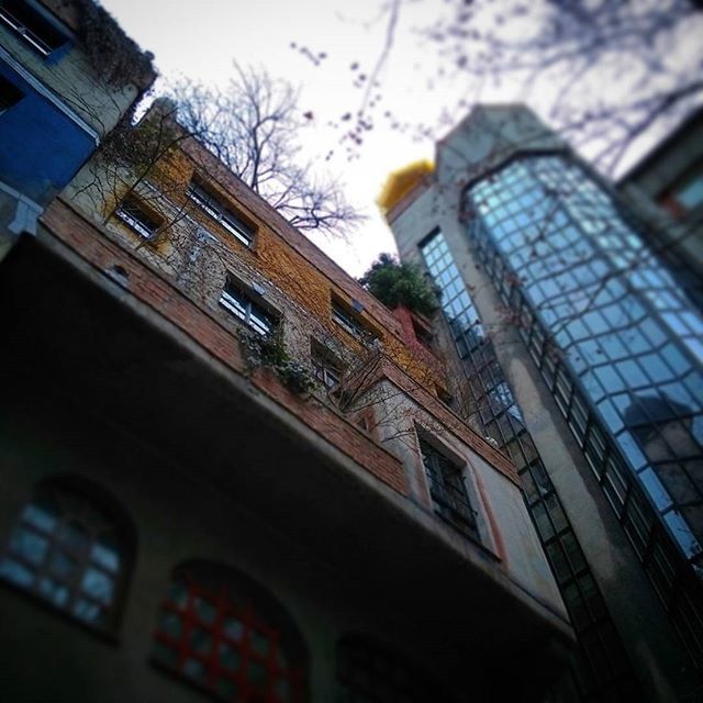 LOW ANGLE VIEW OF BUILDINGS IN CITY