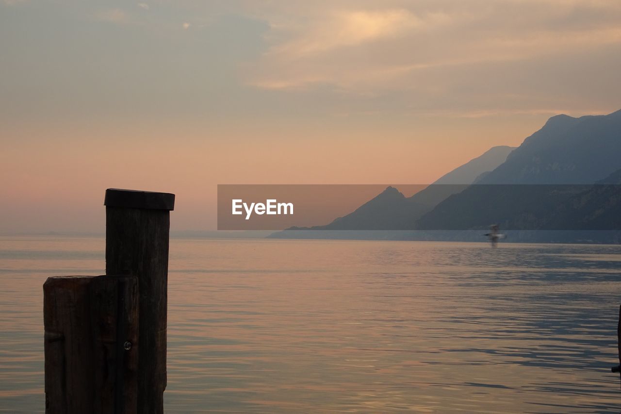 SCENIC VIEW OF SEA AGAINST SKY AT SUNSET