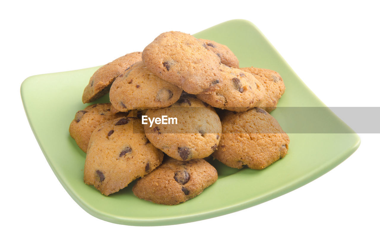 CLOSE-UP OF COOKIES IN PLATE OVER WHITE BACKGROUND