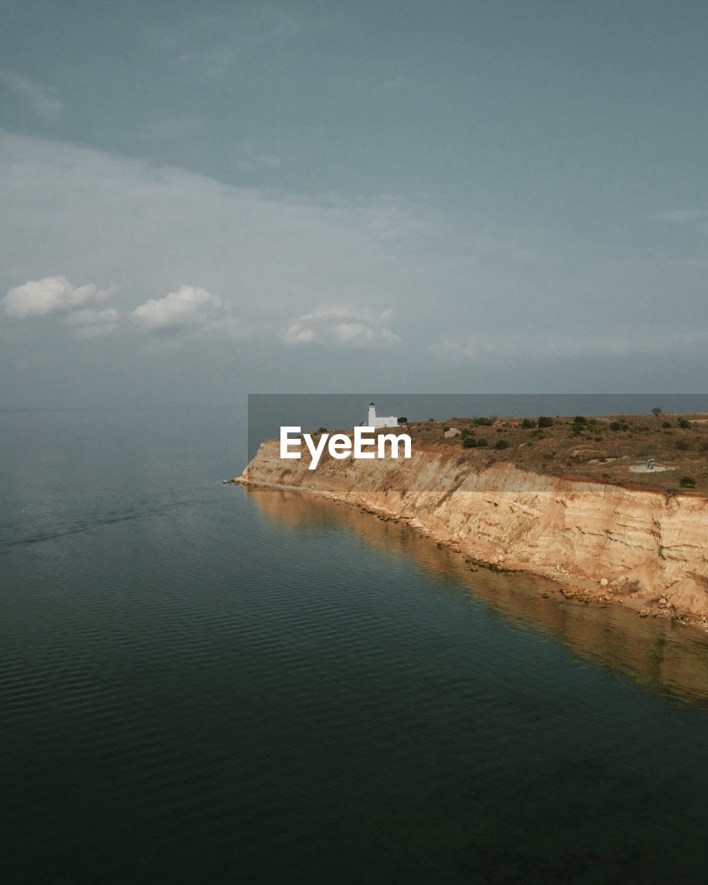 SCENIC VIEW OF SEA BY BUILDING AGAINST SKY