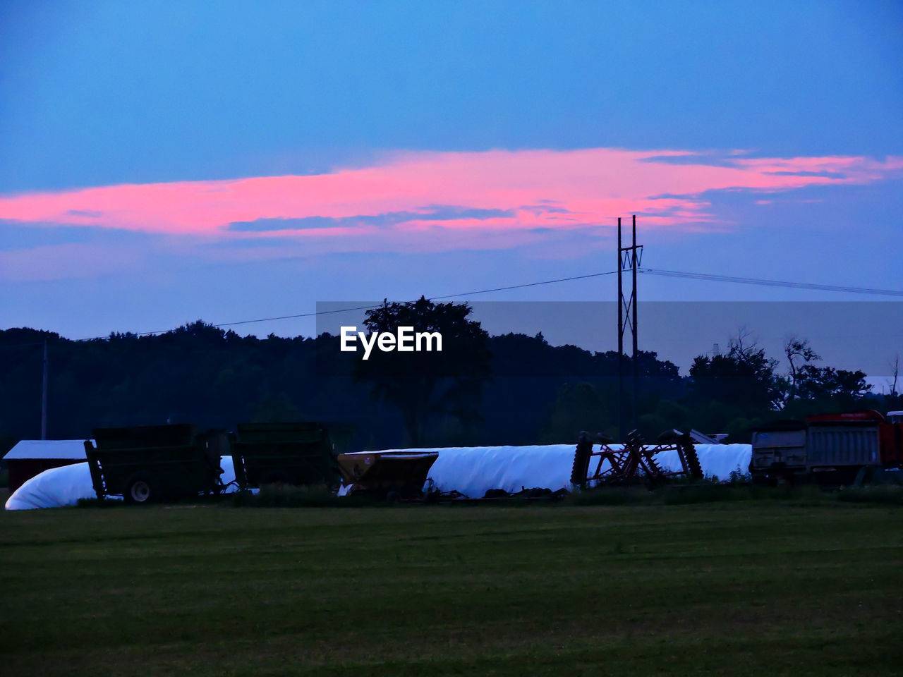 SCENIC VIEW OF LANDSCAPE AT SUNSET