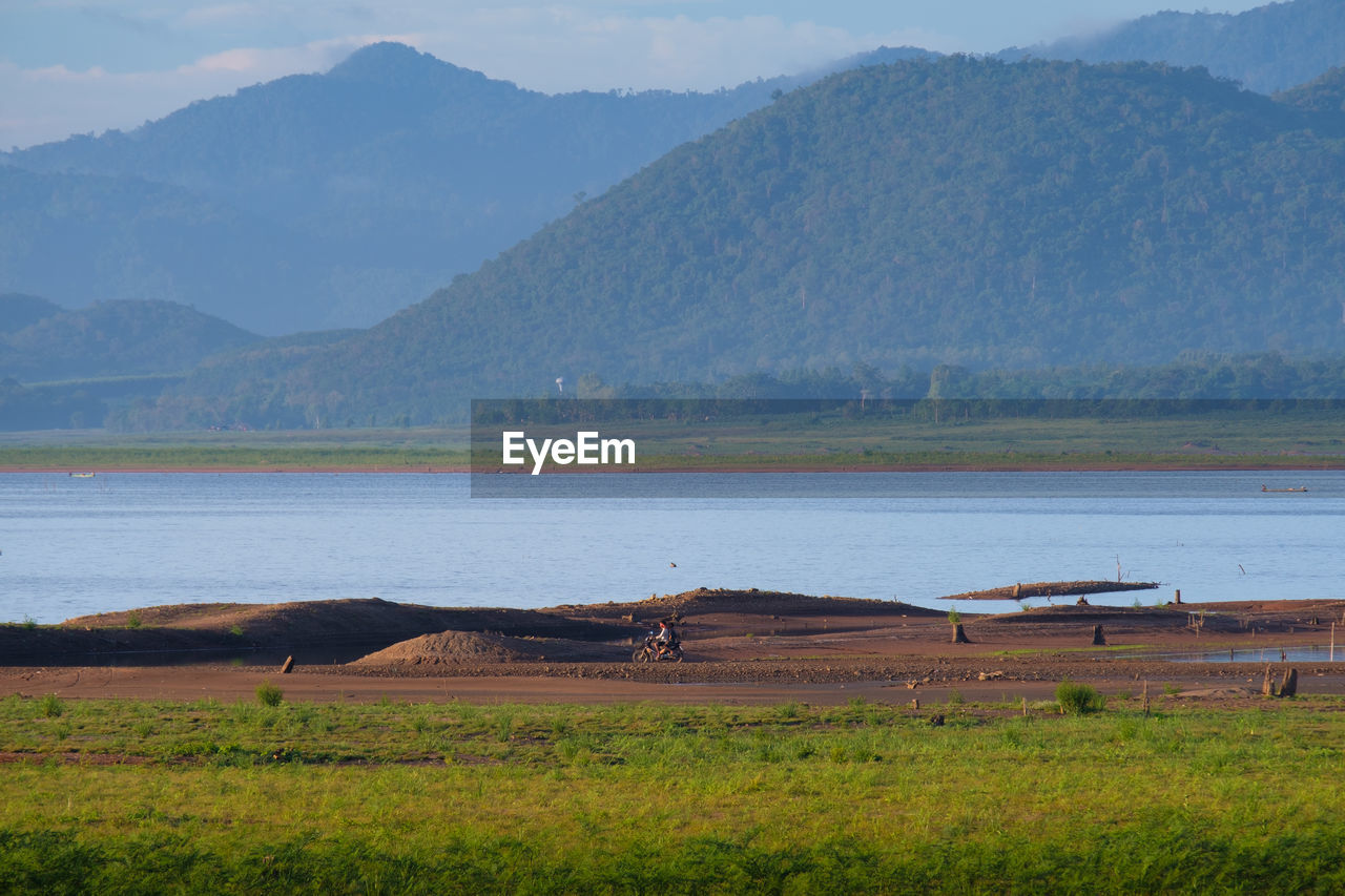 SCENIC VIEW OF LAKE AGAINST MOUNTAINS