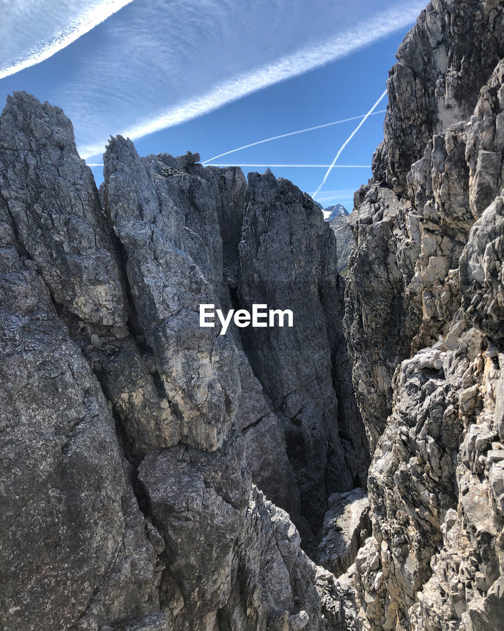 LOW ANGLE VIEW OF ROCKS IN MOUNTAINS AGAINST SKY