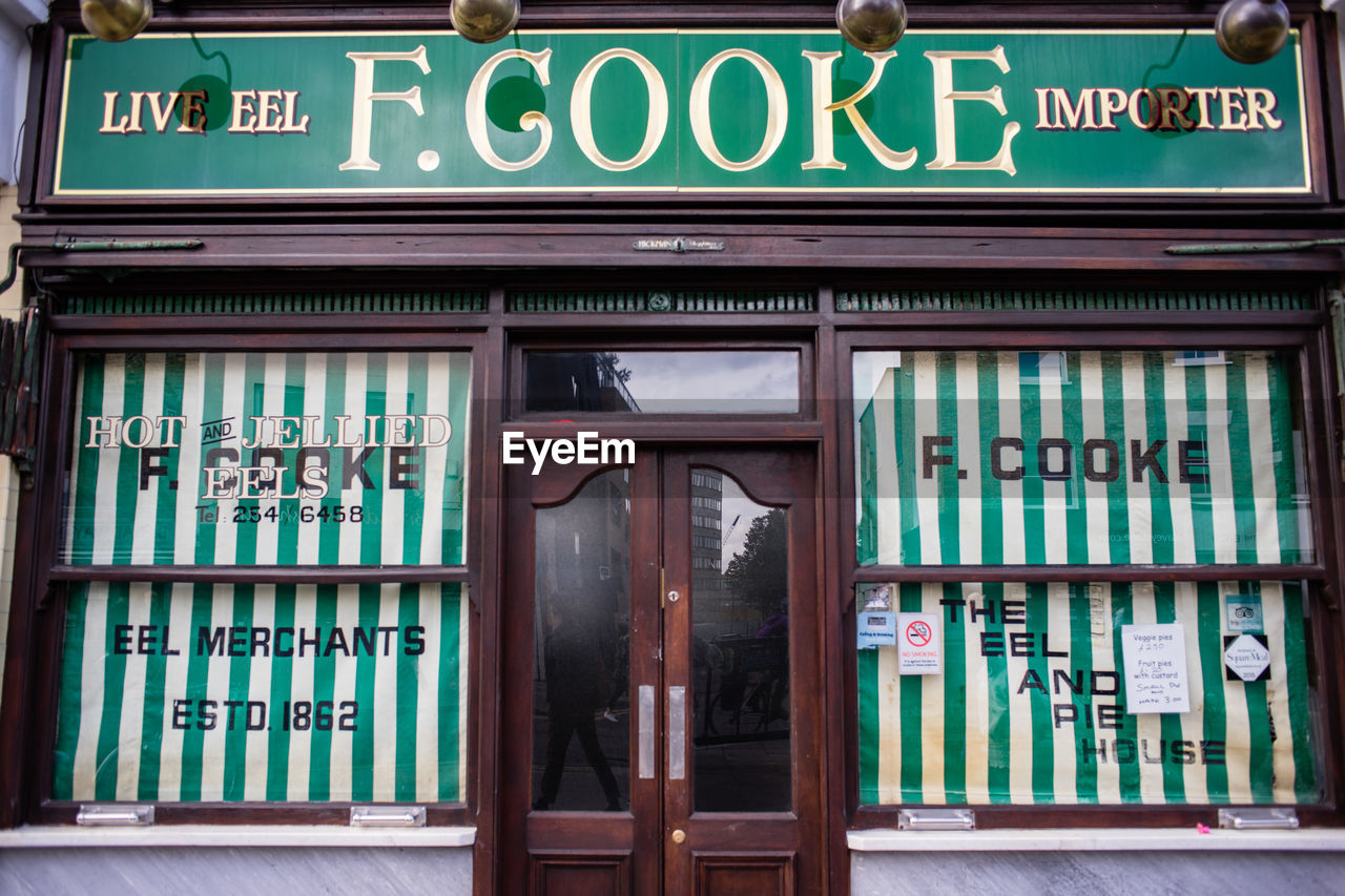 BUILDING EXTERIOR WITH CLOSED SIGN