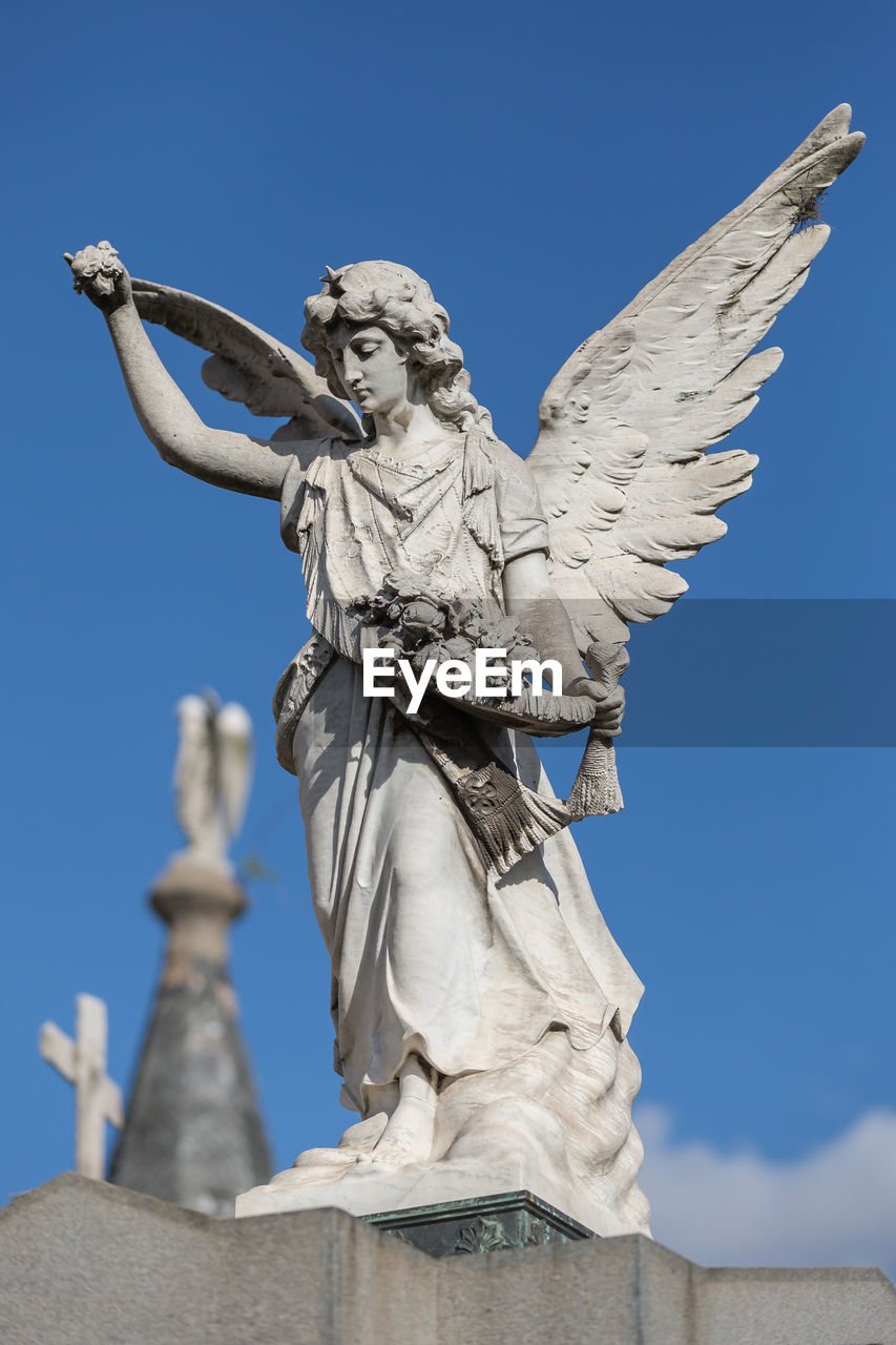 LOW ANGLE VIEW OF STATUE AGAINST SKY