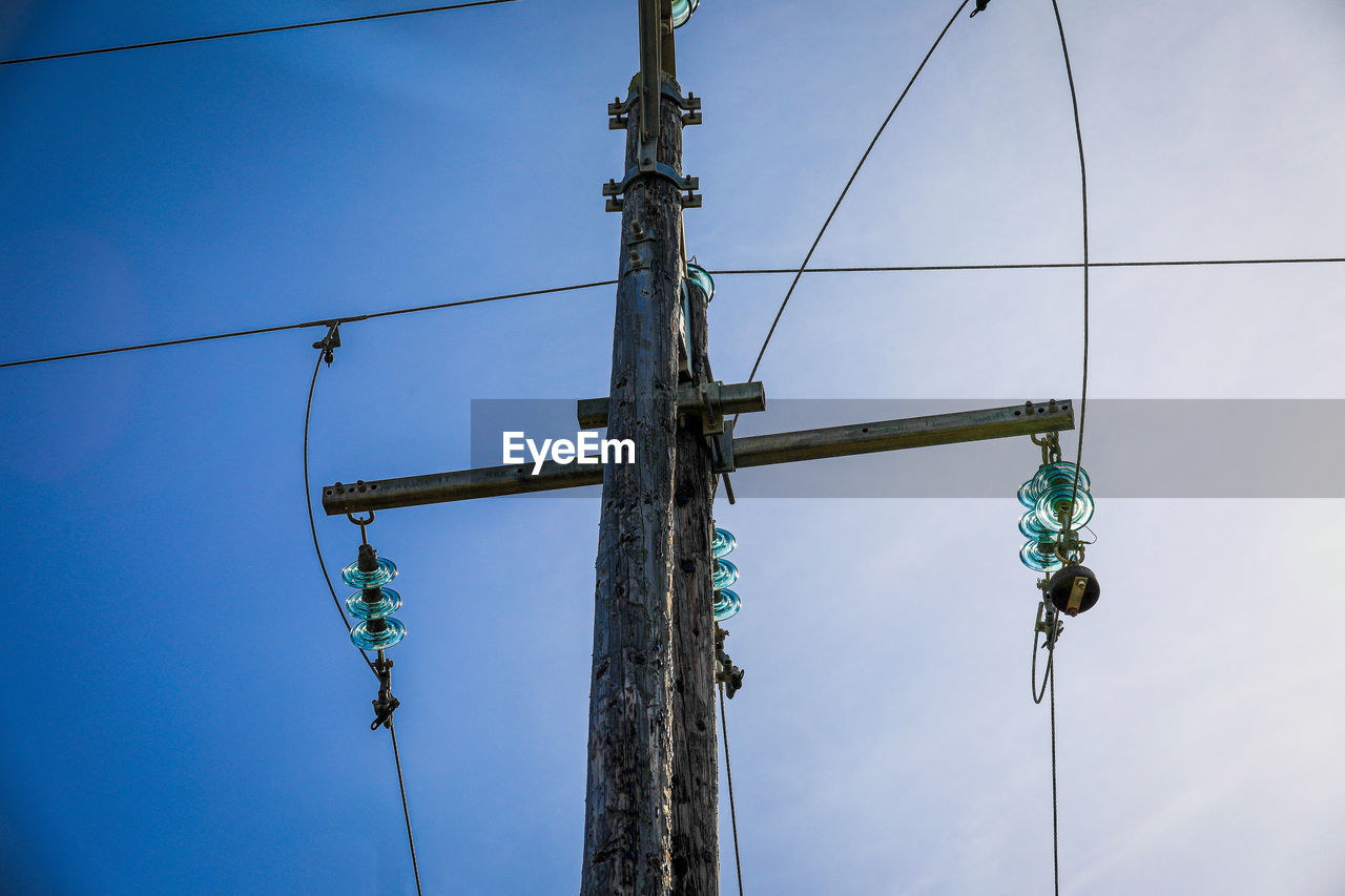 LOW ANGLE VIEW OF ELECTRICITY PYLON AGAINST CLEAR SKY