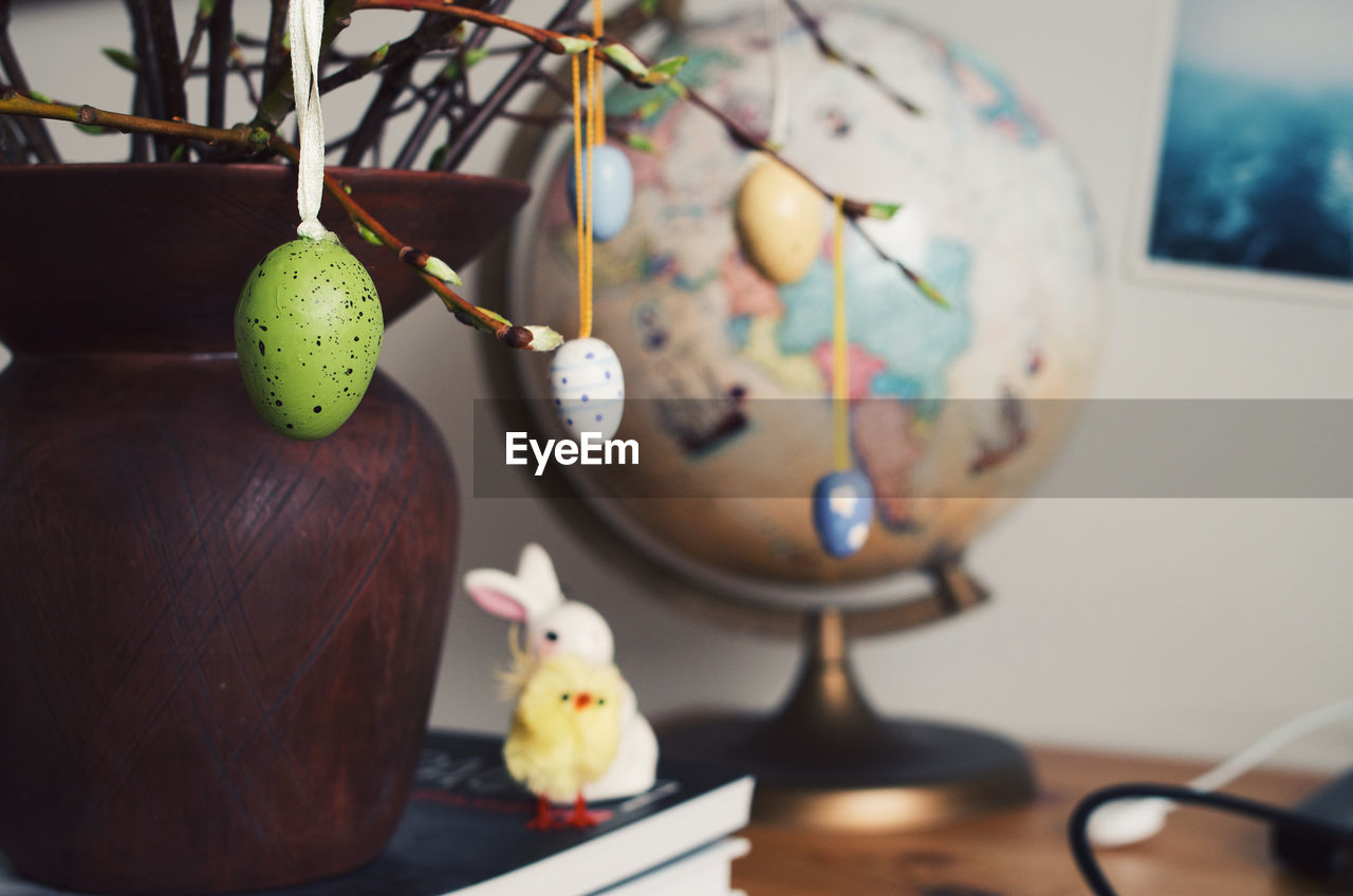 CLOSE-UP OF MULTI COLORED BIRD IN BALL