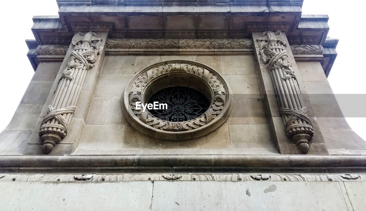 LOW ANGLE VIEW OF STATUE AGAINST BUILDING