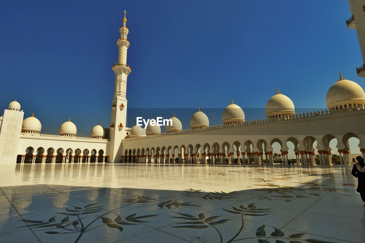 White and gold islamic architecture with arches