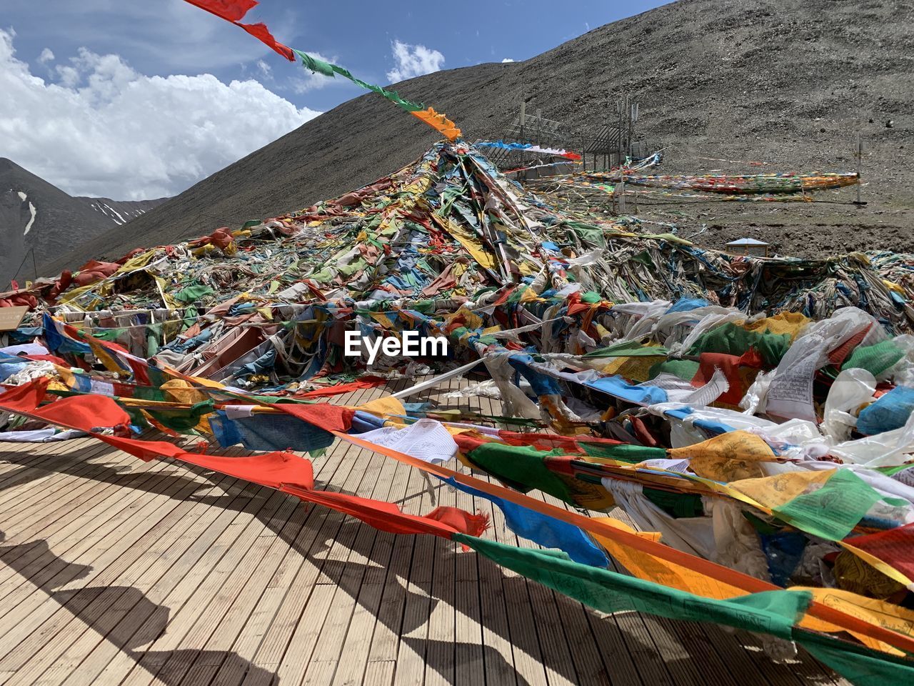 Tibetan preyer flags in nyenchen tanglha mountains