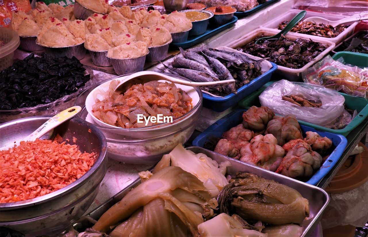 HIGH ANGLE VIEW OF FOOD FOR SALE IN MARKET