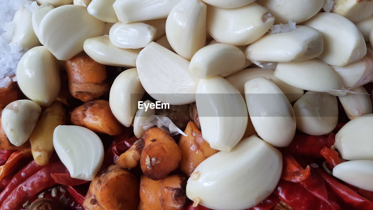 FULL FRAME SHOT OF CHOPPED VEGETABLES IN PLATE