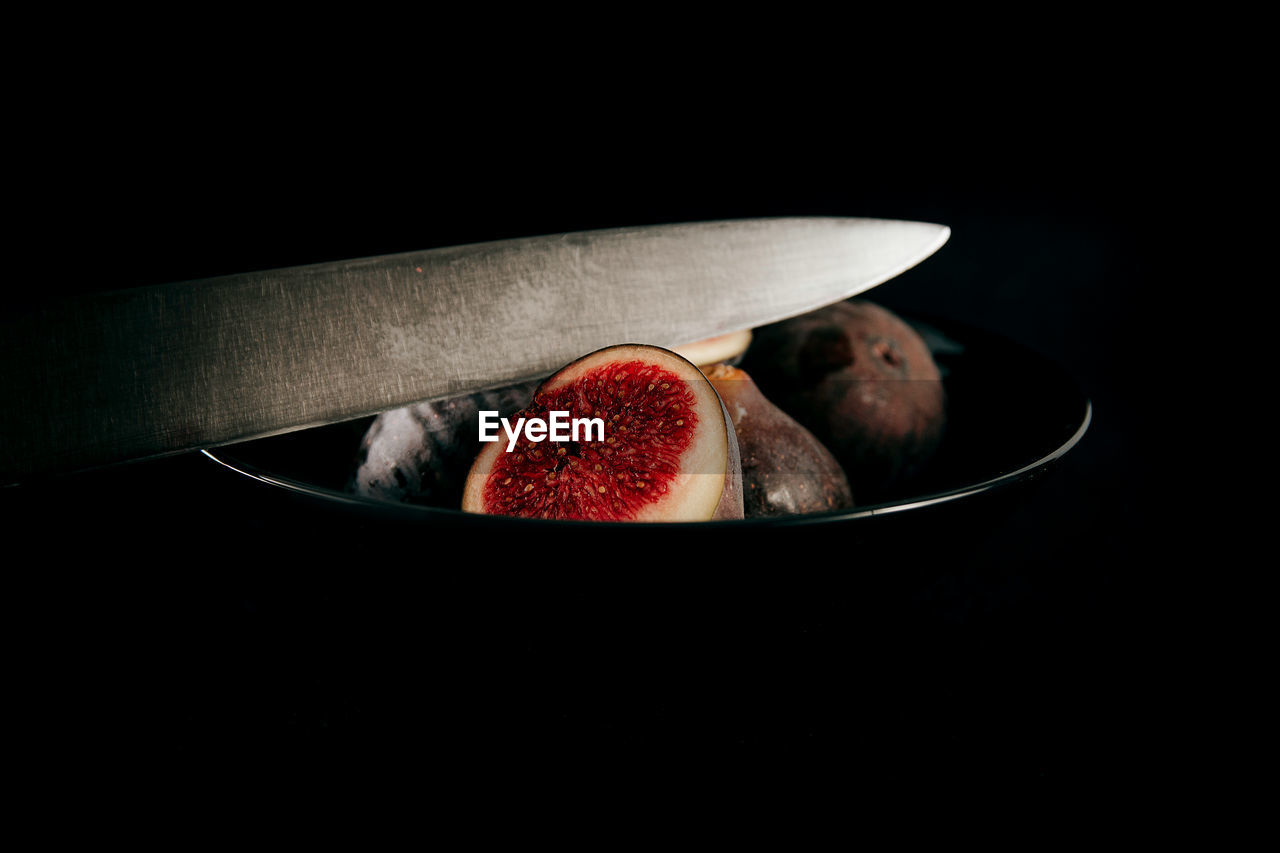 Close-up of fig fruits in bowl