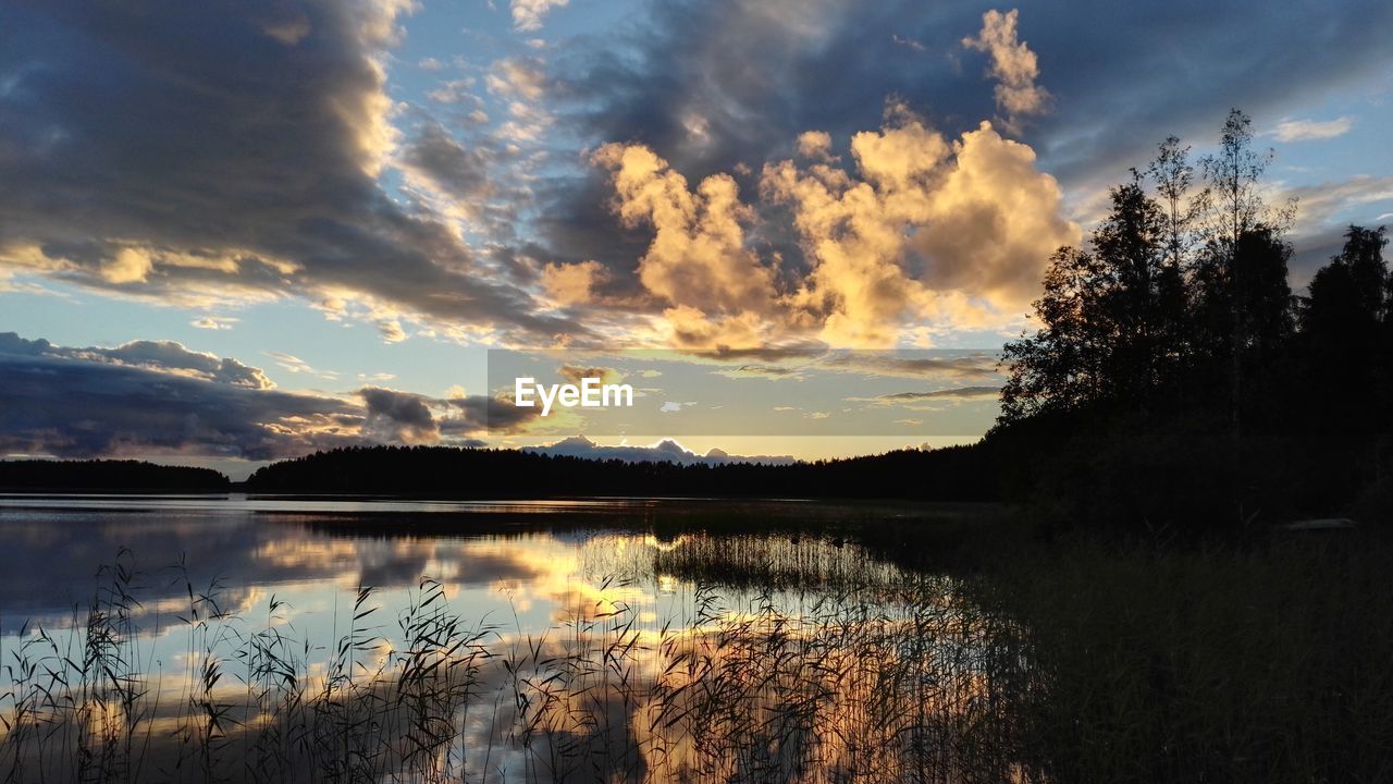 PANORAMIC VIEW OF LAKE AGAINST SKY DURING SUNSET