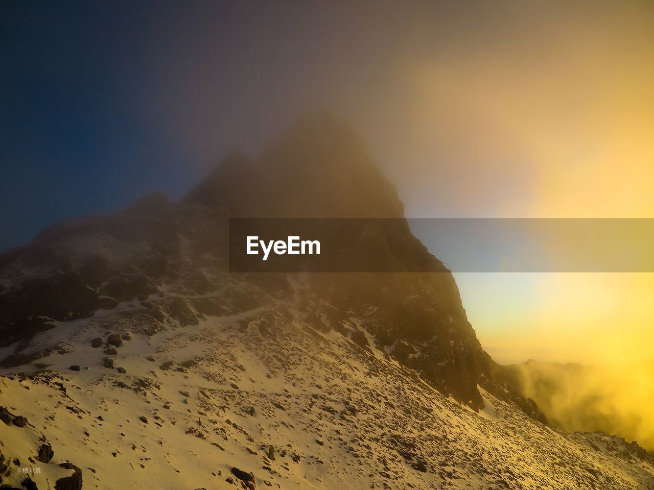 SCENIC VIEW OF ROCKY MOUNTAINS AGAINST SKY