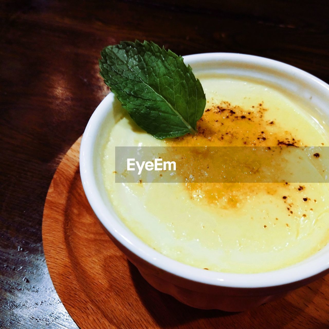HIGH ANGLE VIEW OF SOUP IN BOWL