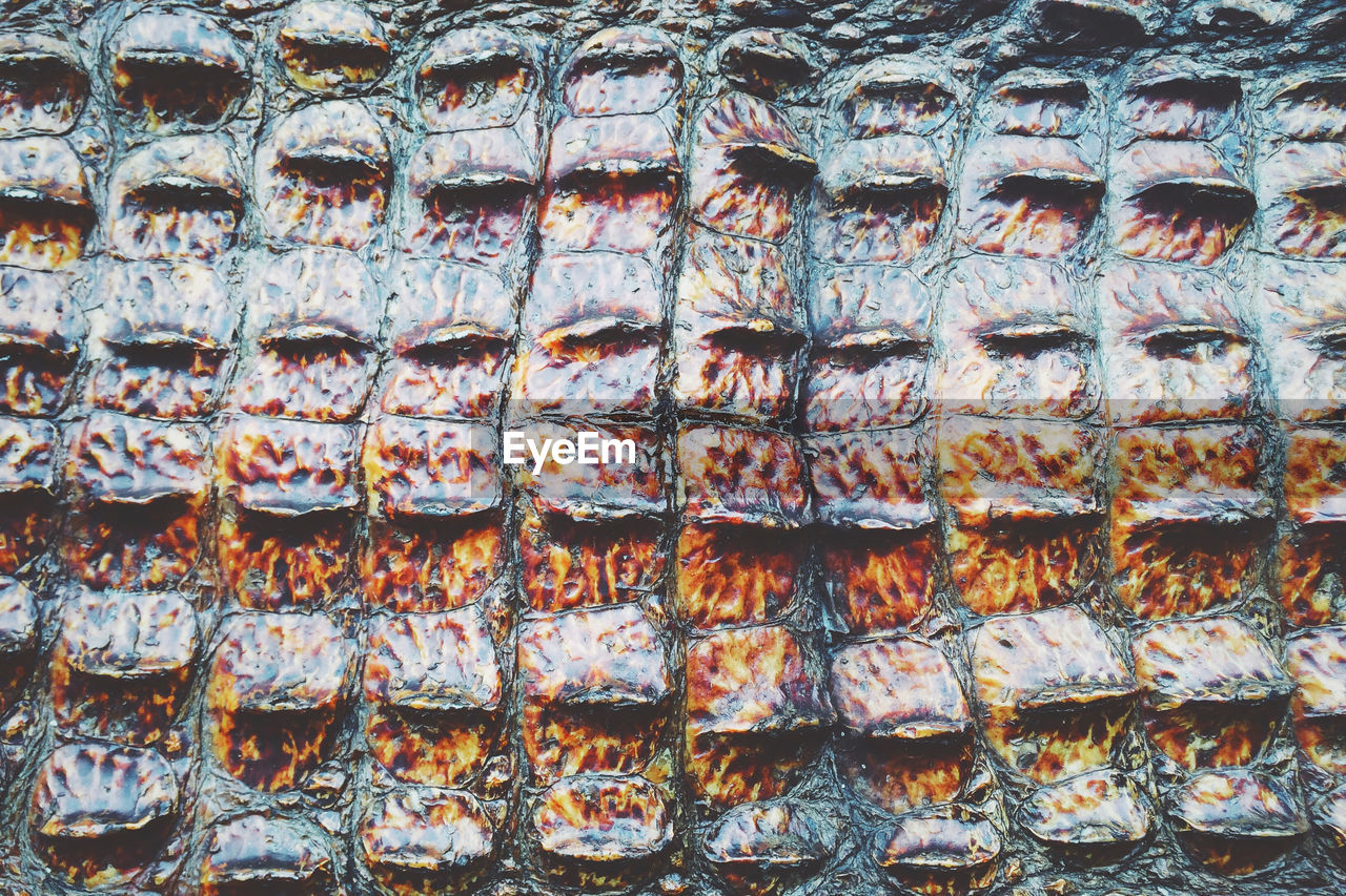 FULL FRAME SHOT OF WEATHERED WALL