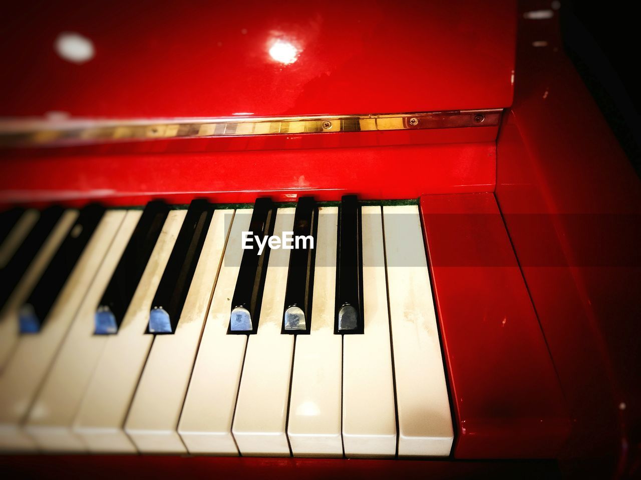 FULL FRAME SHOT OF PIANO