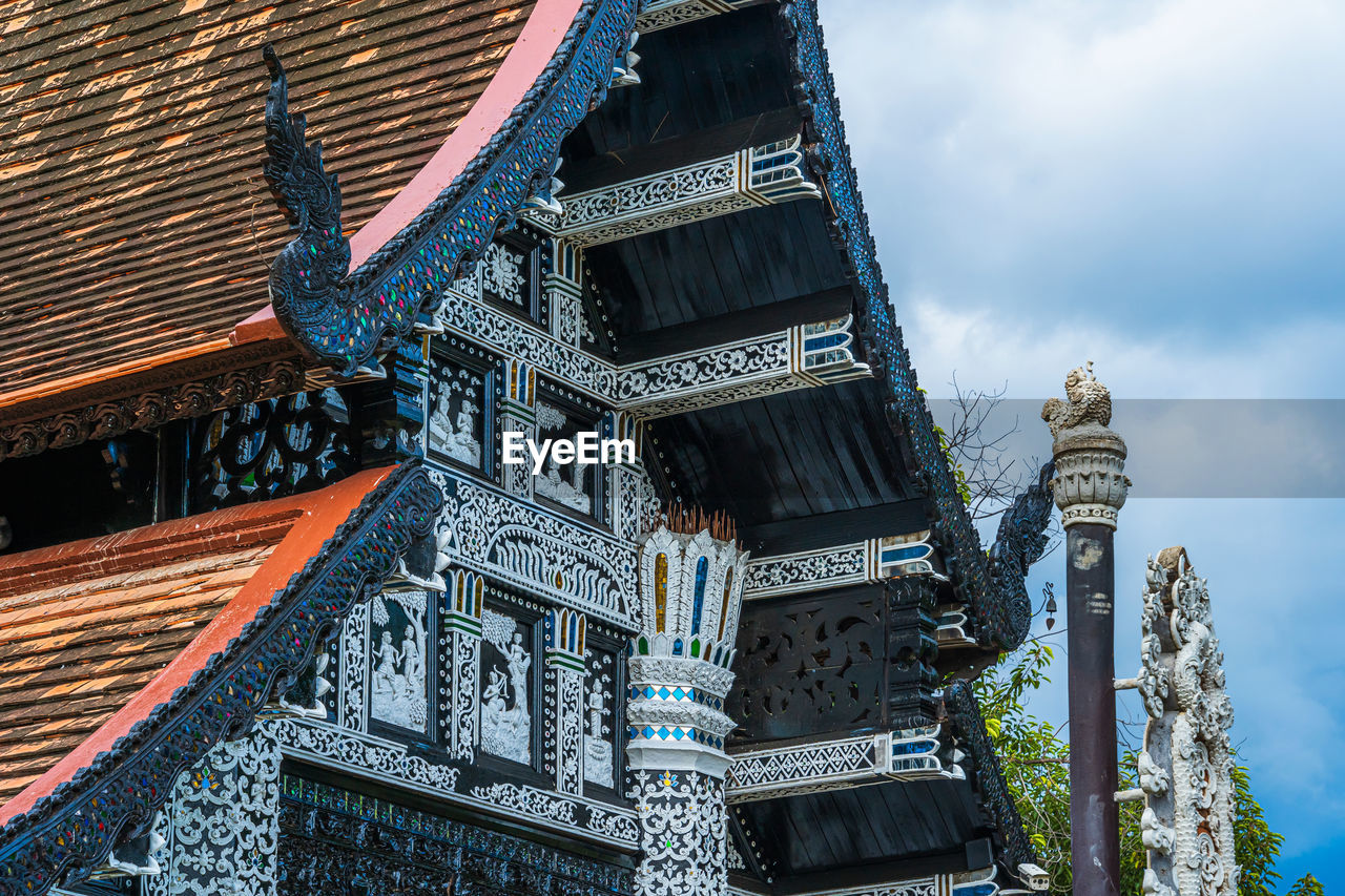 LOW ANGLE VIEW OF TEMPLE BUILDING AGAINST SKY