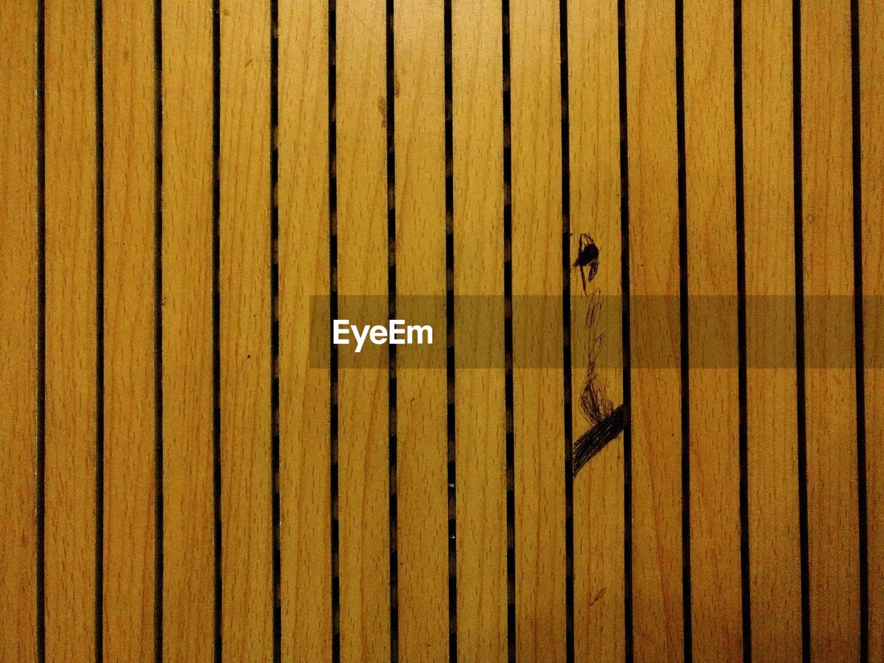 FULL FRAME SHOT OF TEXTURED WALL WITH WOODEN POST