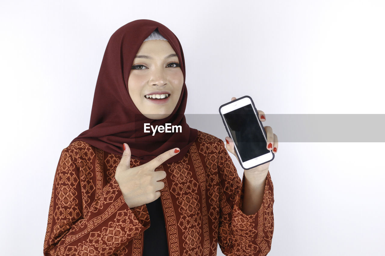YOUNG WOMAN USING SMART PHONE