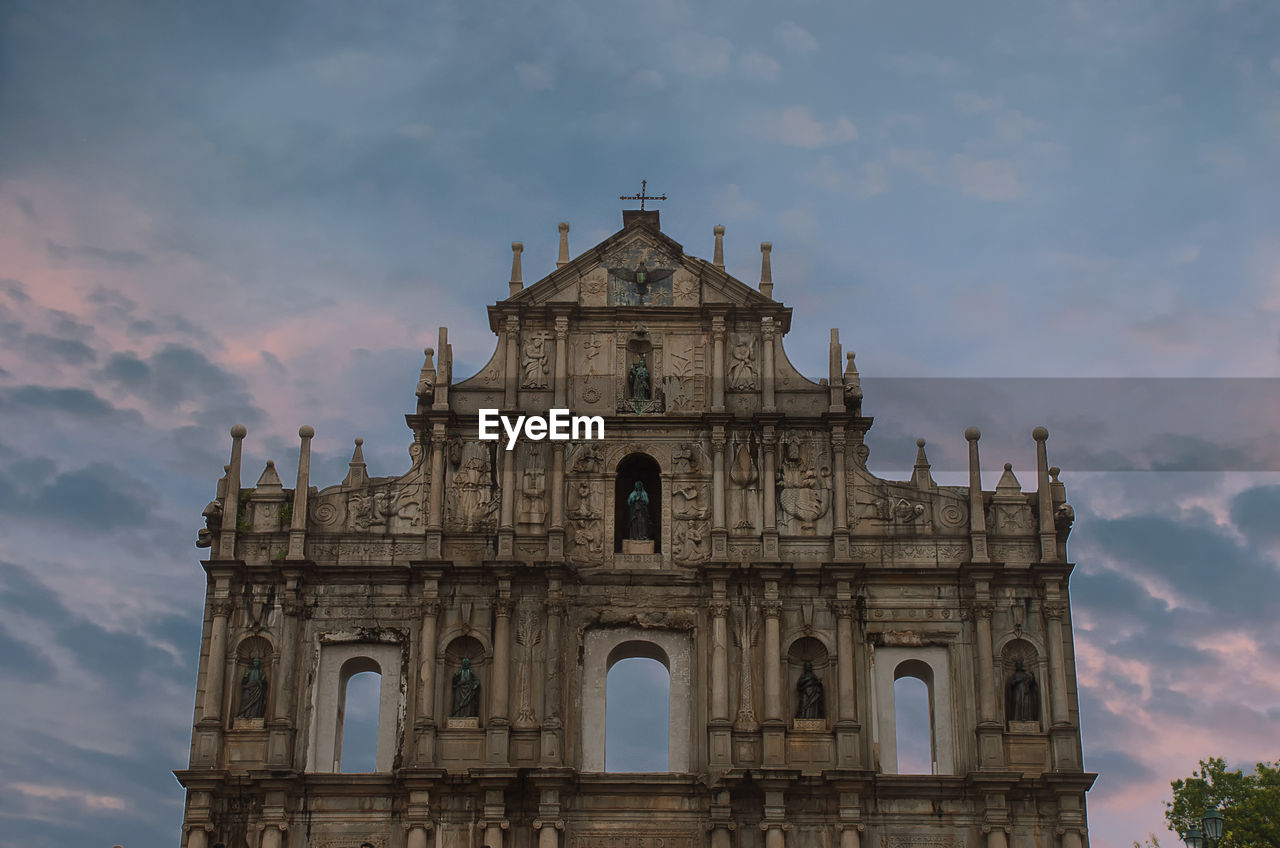 LOW ANGLE VIEW OF A BUILDING AGAINST SKY